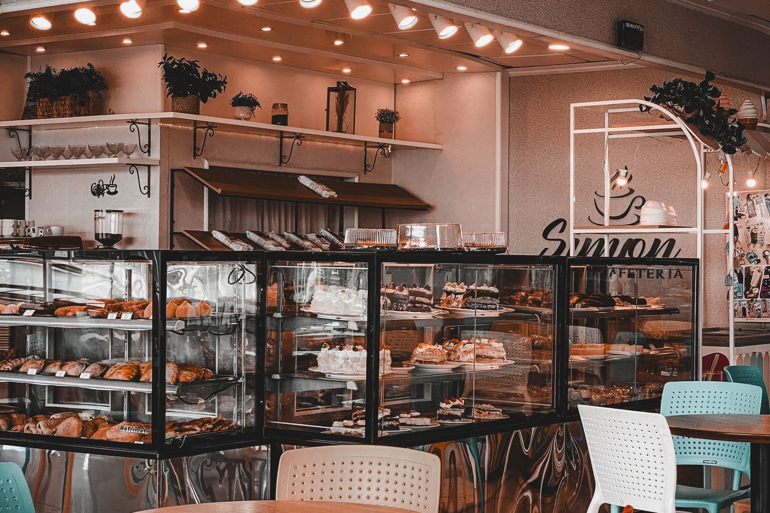 Hyggelig café med kagemontre og siddepladser